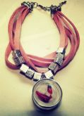 Pulseira courinho Rosa c/ pingente de Pimenta
